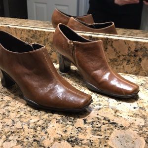 EUC Size 10B Brown Aerosoles Heeled Ankle Boots